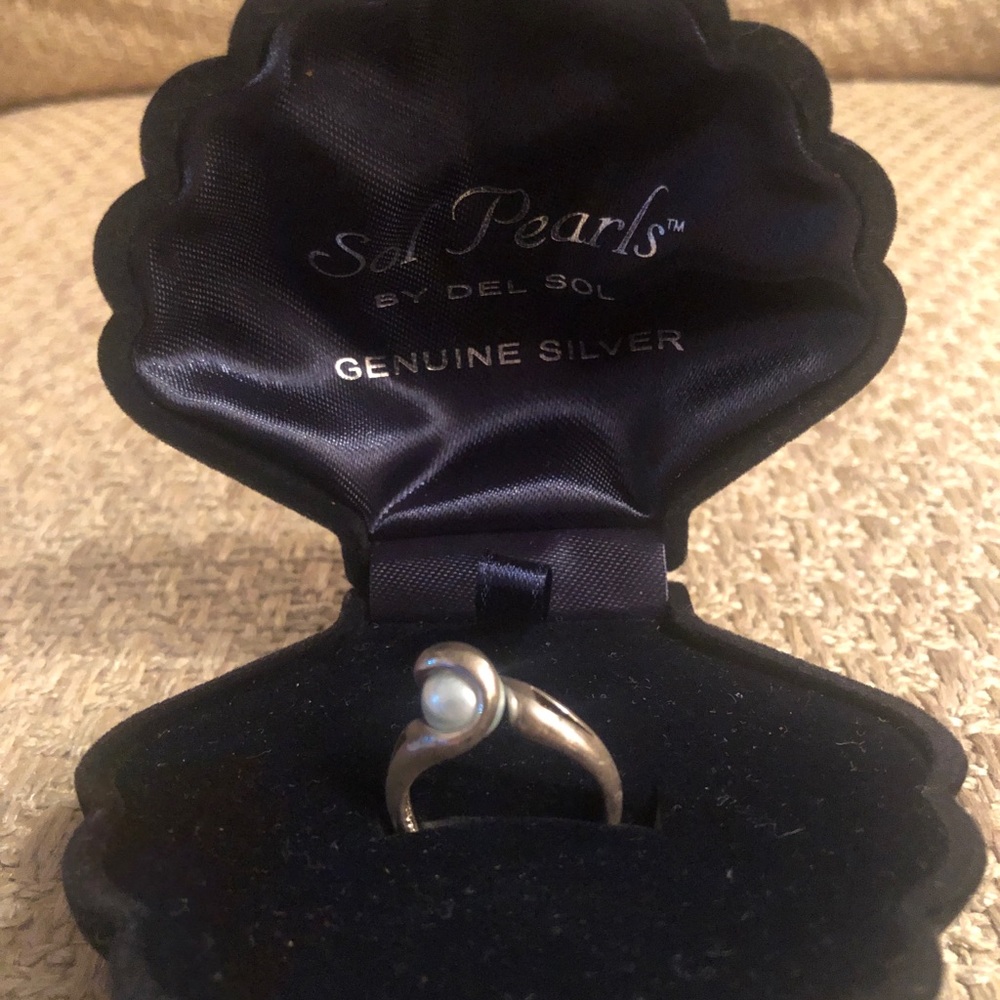 Del Sol genuine silver pearl ring